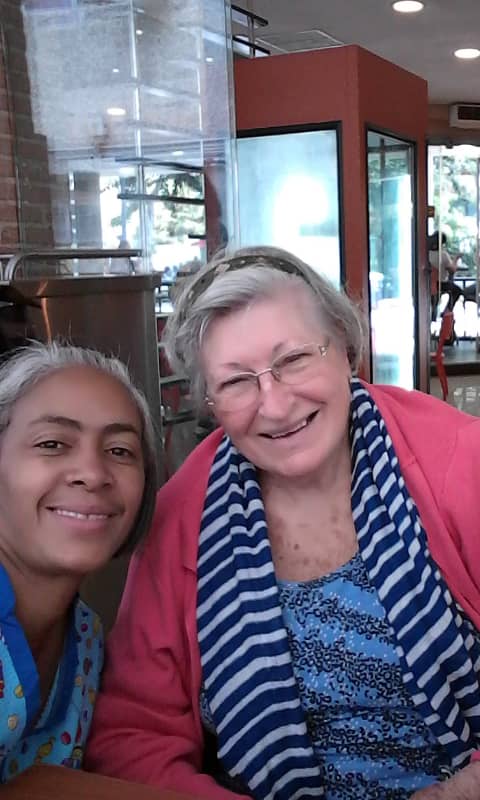 Ovelina Abreu y Cati, usuaria y trabajadora de la asistencia domiciliaria del Gobierno de Canarias en Venezuela